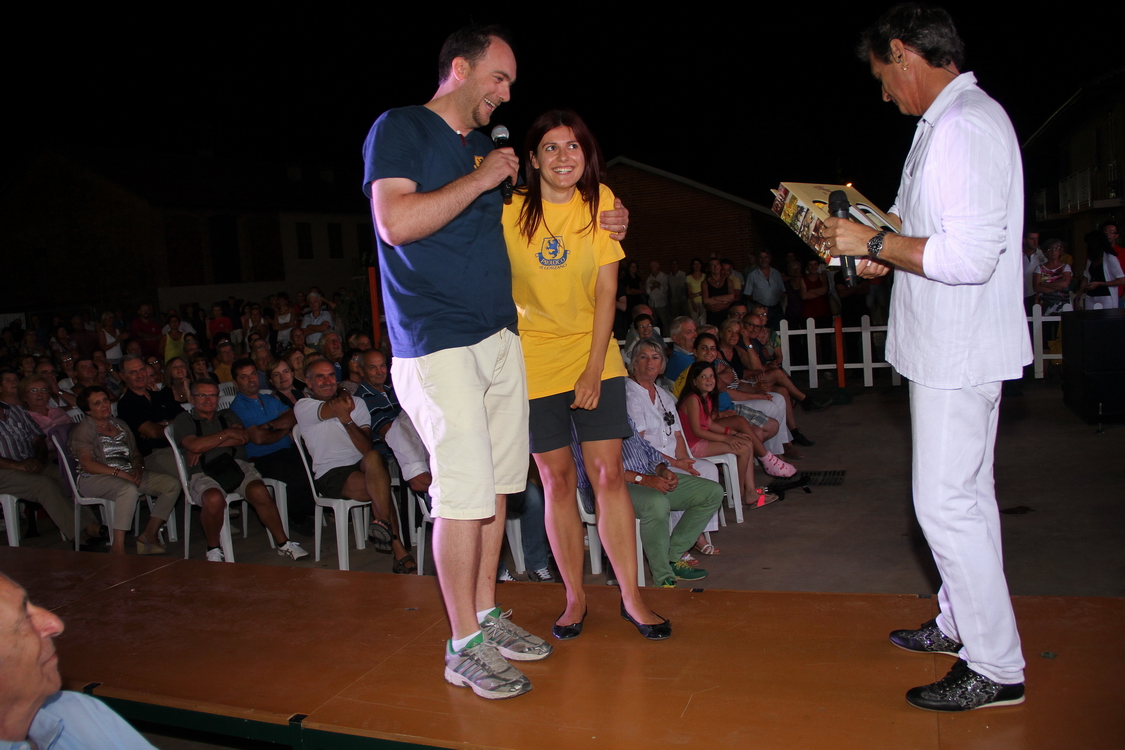 Gorzano25_432.JPG - Sabrina consegna all'orchestra una confezione di bottiglie di vino