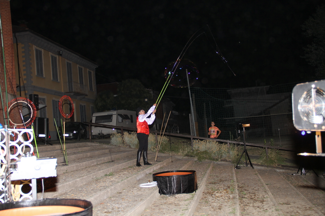 Gorzano26_566.JPG - Spettacolo di bolle di sapone davanti alla Chiesa