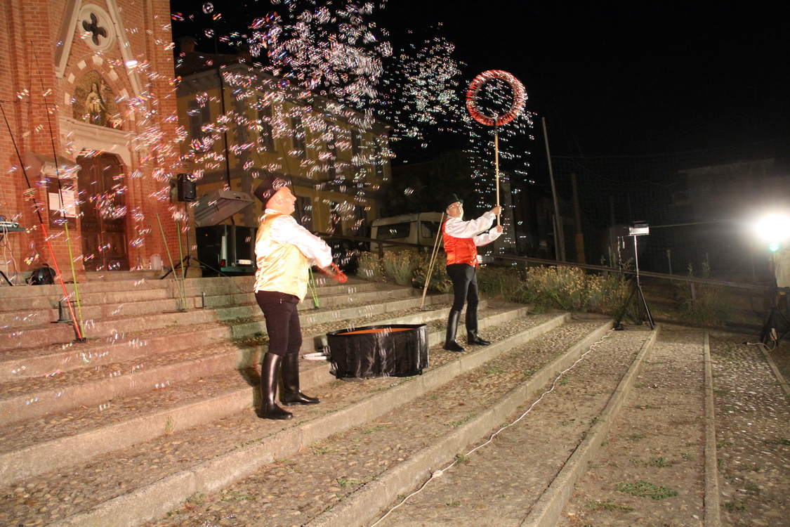 Gorzano26_574.JPG - Spettacolo di bolle di sapone davanti alla Chiesa