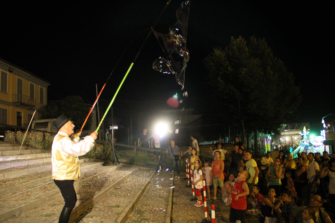 Gorzano26_582.JPG - Spettacolo di bolle di sapone davanti alla Chiesa