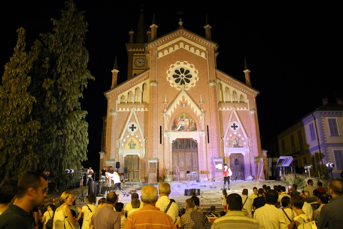 Gorzano26_584.JPG - Spettacolo di bolle di sapone davanti alla Chiesa