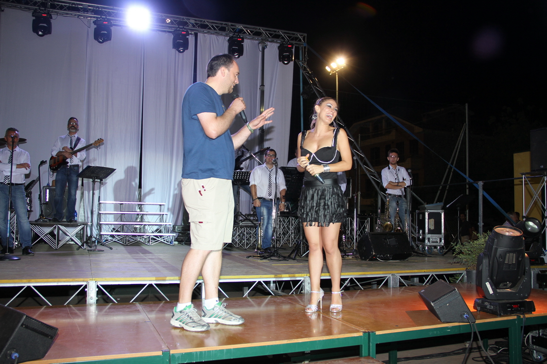 Gorzano26_727.JPG - Il vice presidente proloco saluta la cantante Elena Cammarone
