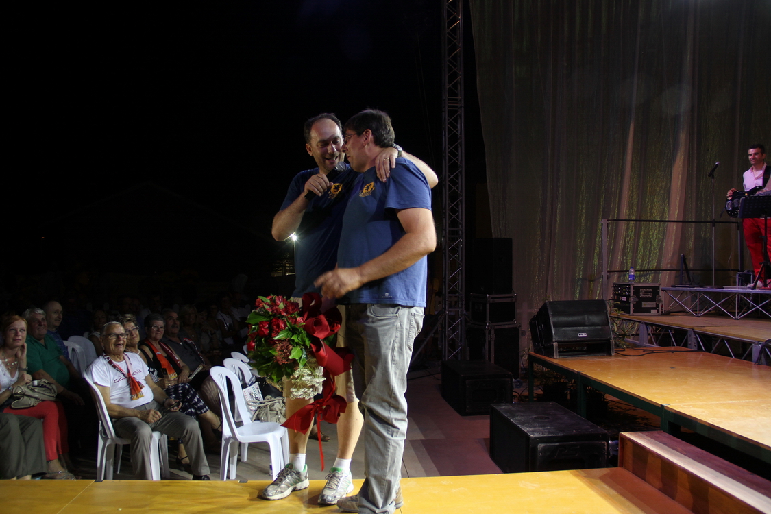 Gorzano27_1007.JPG - Omaggio floreale a Rossella Ferrari offerto dalla "Botteguccia di Romina" da parte della proloco