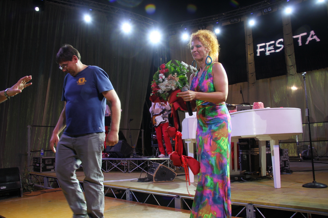 Gorzano27_1011.JPG - Omaggio floreale a Rossella Ferrari offerto dalla "Botteguccia di Romina" da parte della proloco