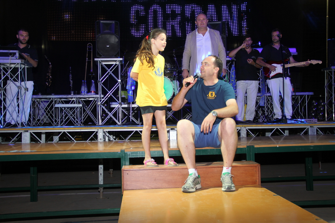 Gorzano28_1205.JPG - Una bambina volontaria della proloco di Gorzano ringrazia il numeroso pubblico