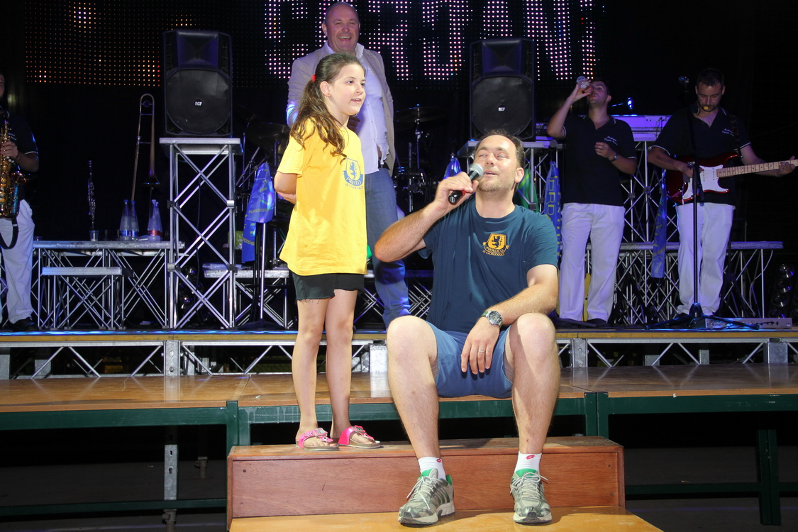 Gorzano28_1207.JPG - Una bambina volontaria della proloco di Gorzano ringrazia il numeroso pubblico