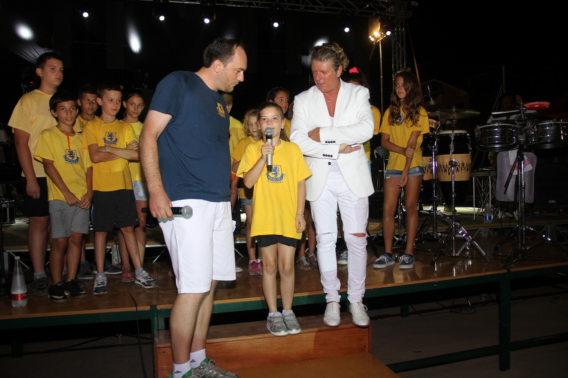 Gorzano29_1429.JPG - Il saluto dei più piccoli volontari della proloco al pubblico