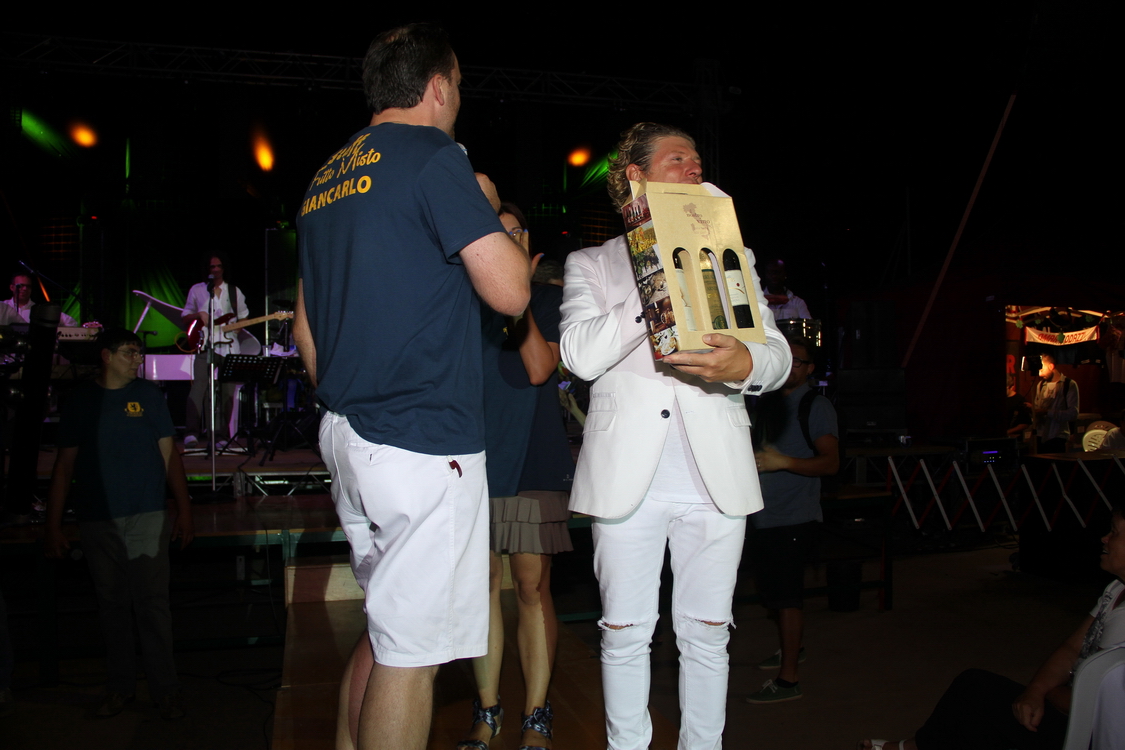Gorzano29_1477.JPG - Omaggio confezione bottiglie di vino ad Omar e all'orchestra