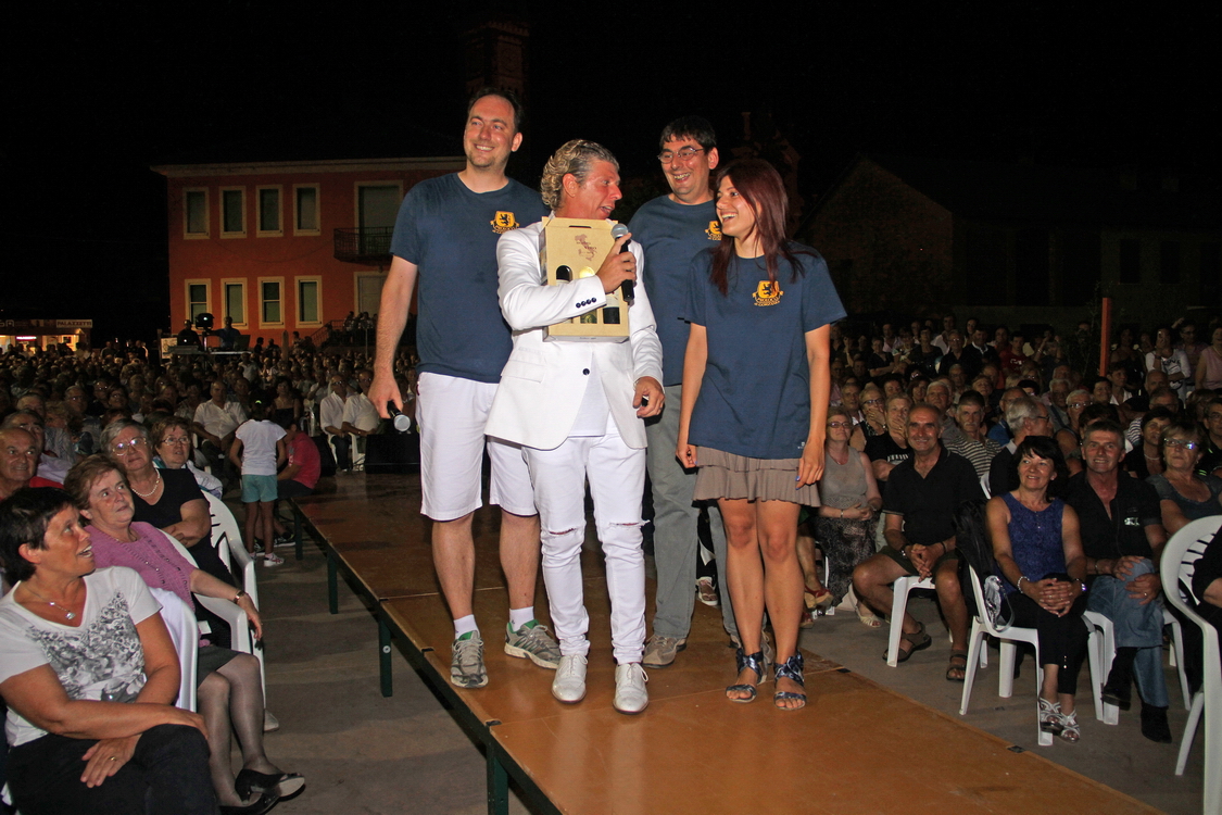 Gorzano29_1478.JPG - Omaggio confezione bottiglie di vino ad Omar e all'orchestra