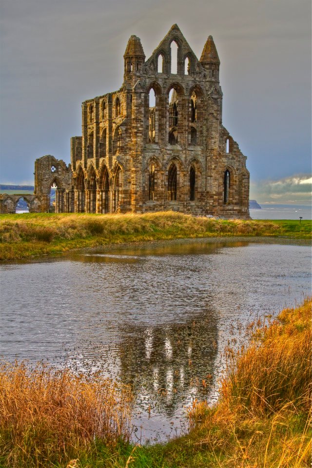 Scarborough_15.jpg - Più a nord giungi a Whitby con la sua splendida cattedrale diroccata a picco sul mare...