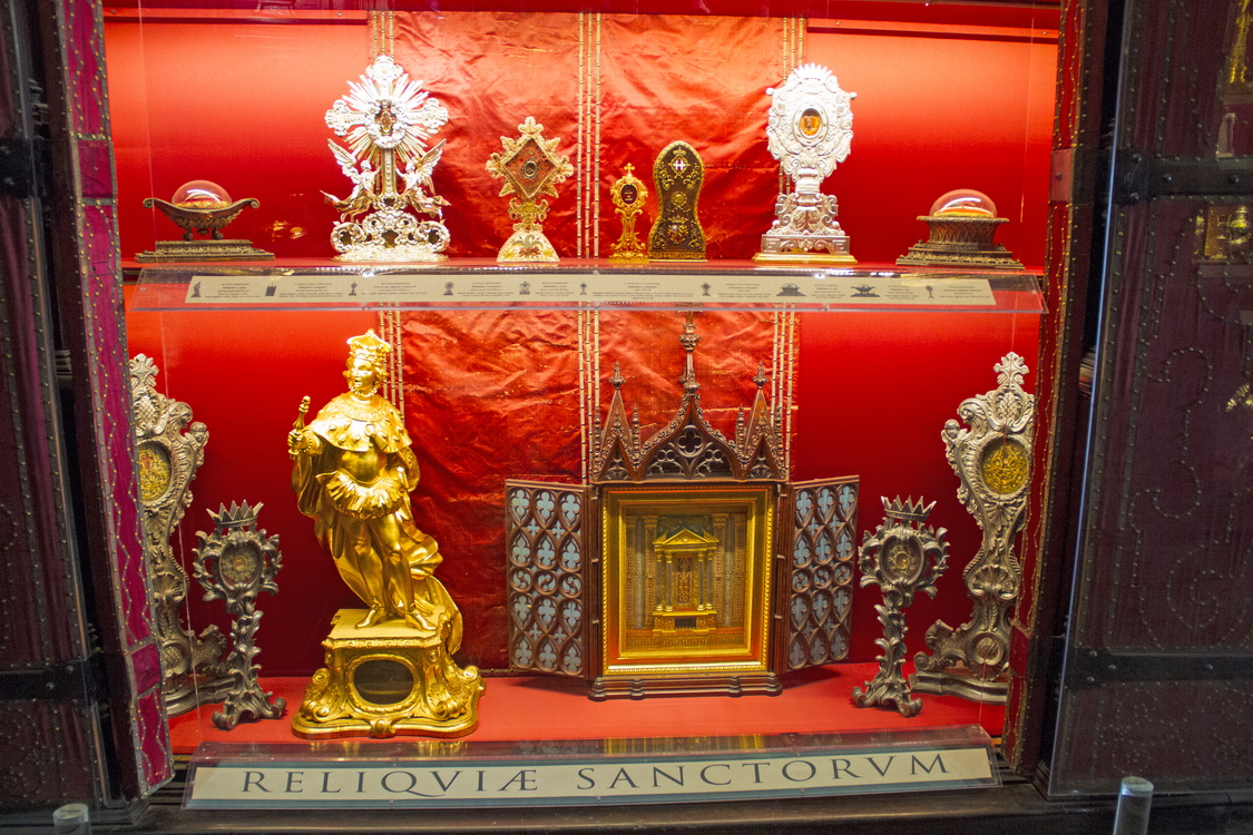 SindonePalazzoReale_41.jpg - Dietro a porte spessissime sono esposte le reliquie dei santi