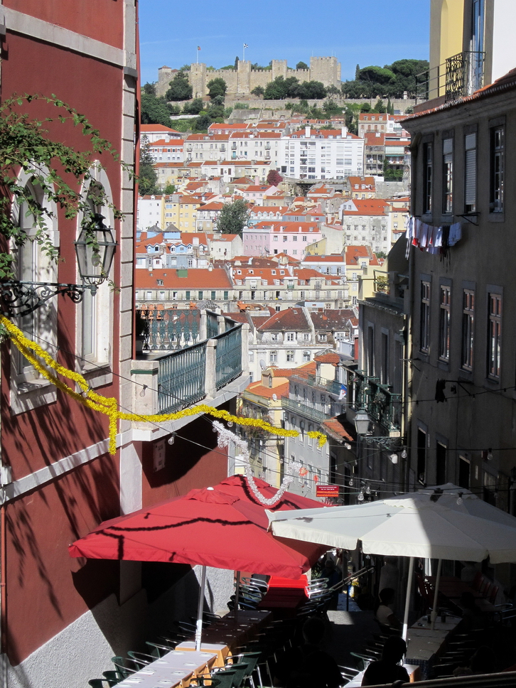 13.JPG - Lisbona: veduta dalla calçada do Duque verso la Mouraria e il Castelo de São Jorge