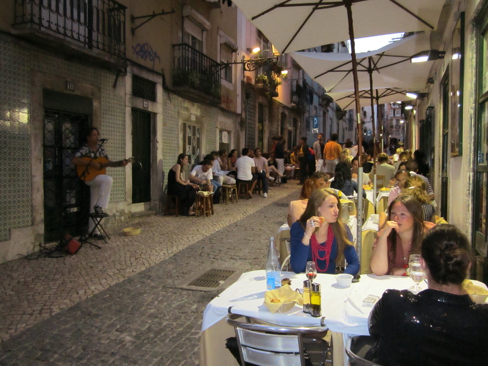 15.jpg - Lisbona: Bairro Alto, rua do Diário de Notícias