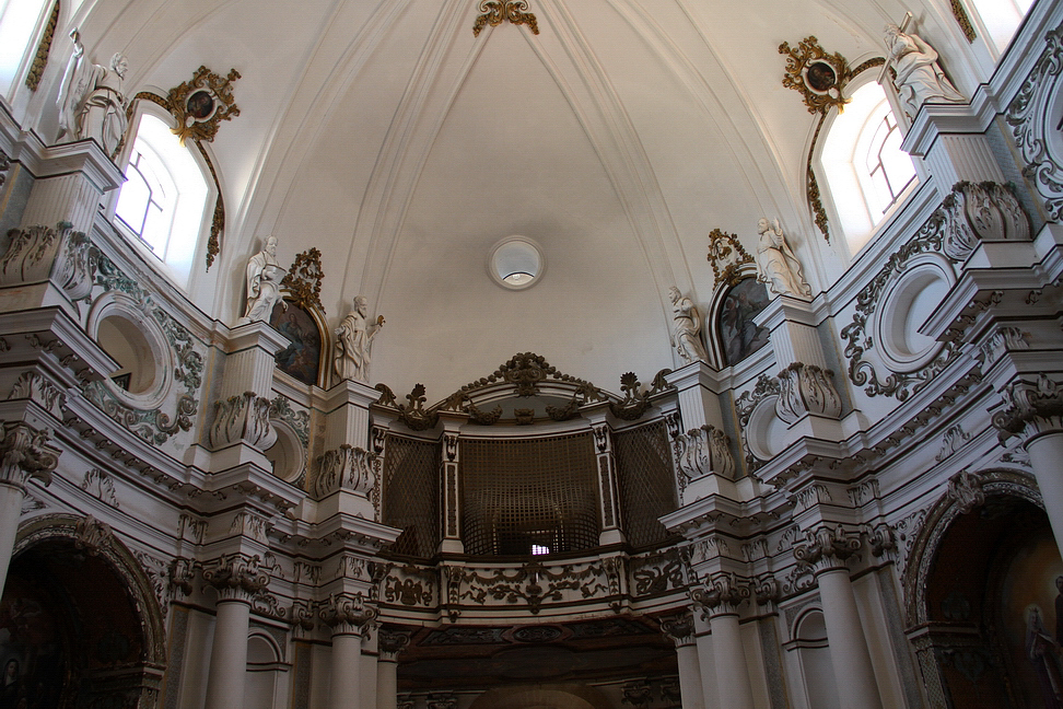Sicilia_427.JPG - con un architrave decorata che circonda tutta la chiesa, e sopra poggiate su mensole statue dei 12 apostoli...