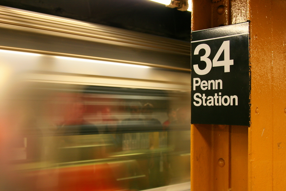 America_004.jpg - E la metropolitana...una sterminata rete di vie sotterranee in grado di raggiungere ogni parte della città....(New York, Pennsylvania station)