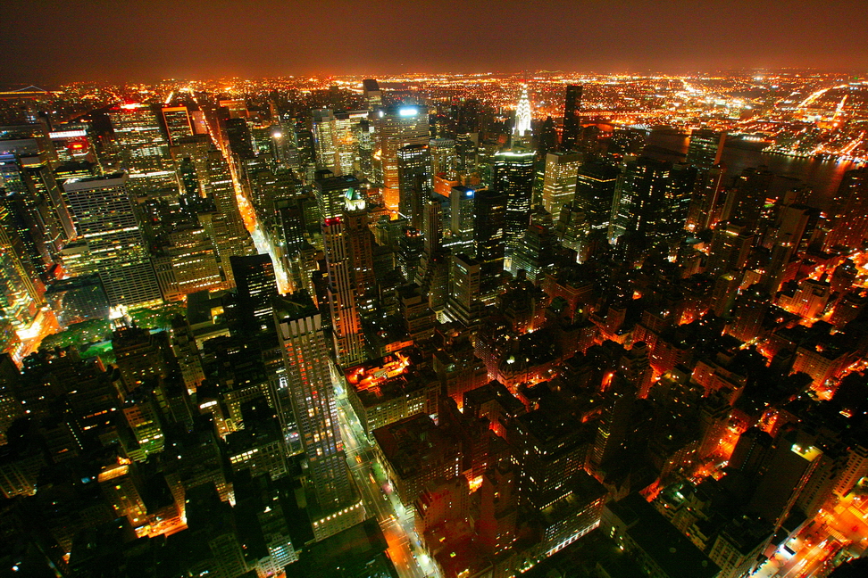 America_009.jpg - ...in fondo New york è una magica distesa di luci...senza fine...e non puoi non ammirarla.(New York, panorama notturno dall'Empire State Building)