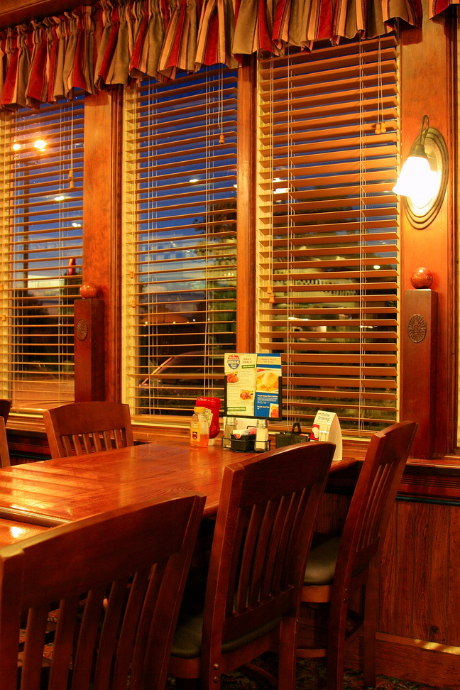America_015.jpg - Nei paesi, alla sera, trovi un pò di riposo in piccoli ristoranti dalla "cucina casalinga"...(Benton Harbour, Michigan)