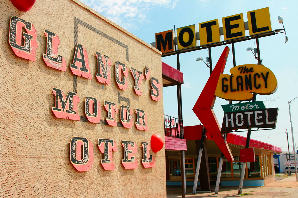 America_036.jpg - Dove è visibile l'abbandono creato dal progresso...(The Glancy Motel - Clinton, Oklahoma)
