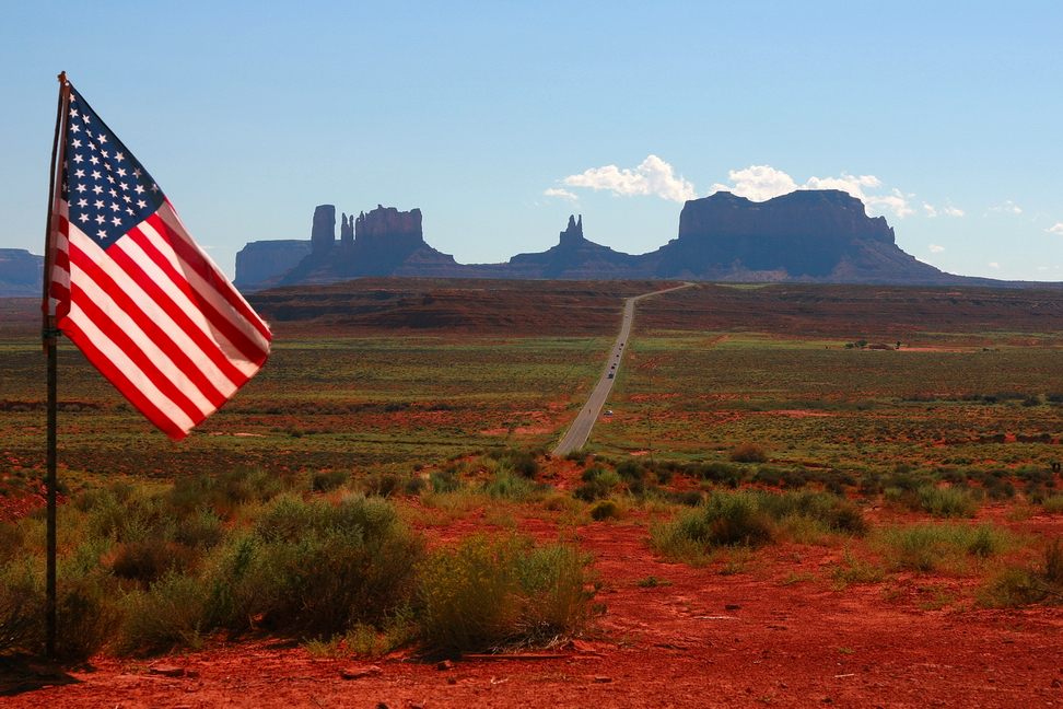 America_058.jpg - Il momento culminante del viaggio…la Monument Valley…da sempre nell’immaginario “western”…una strada attraversa uno spettacolo naturale unico…difficile non fermarsi ad ammirare questi “sassi” rosso fuoco da ogni angolazione possibile…sperando di veder sbucare da un momento all'altro un giovane John Wayne a cavallo...(Utah)