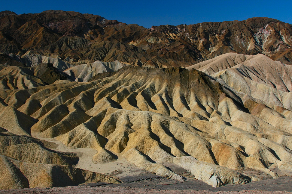 America_088.jpg - La “Death Valley”…il parco nazionale famoso per le temperature raggiunte in estate che spesso sfiorano i 50 gradi.(Zabriskie Point, Death Valley, California)