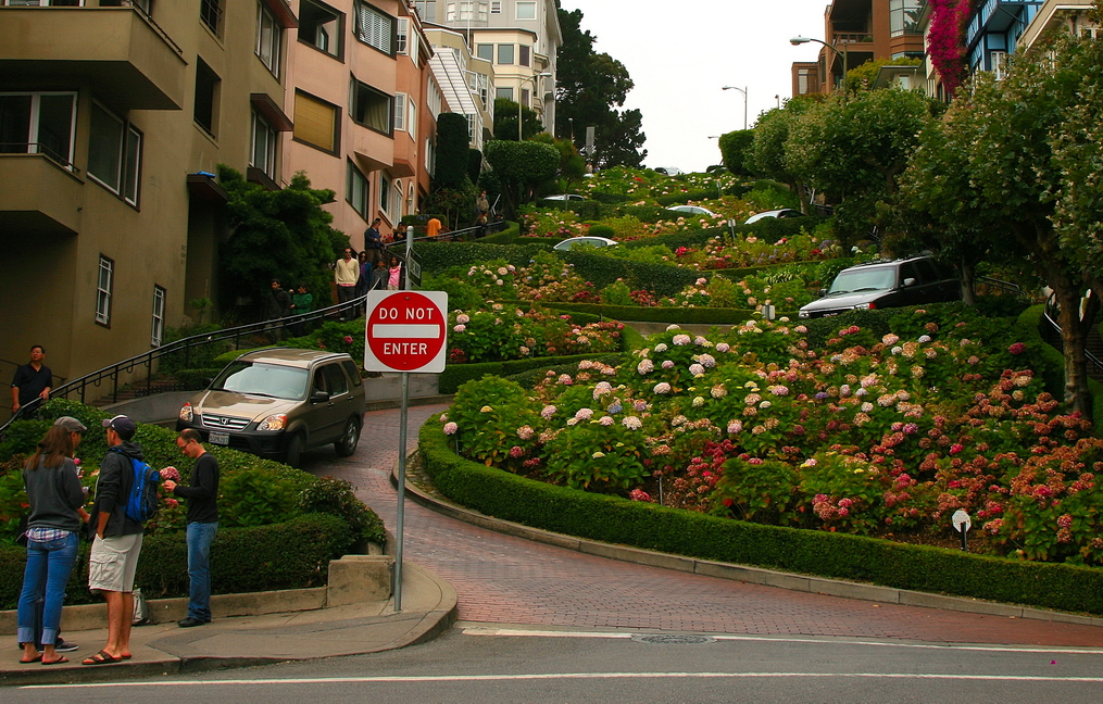 America_108.jpg - Proseguendo a “zig-zag” si raggiunge San Francisco…(Lombard street ovvero la via più tortuosa del mondo, San Francisco, California)